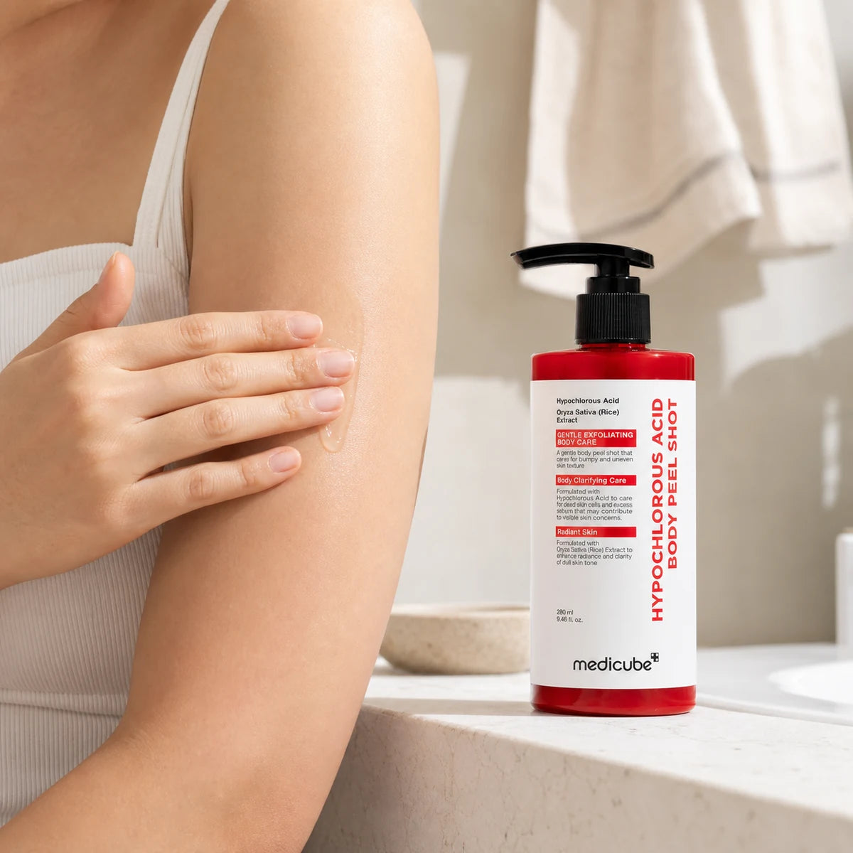 Anwendung des medicube Body Peel Shot am Oberarm